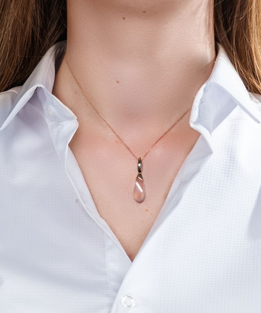 Kuldripats roosa kvartsiga