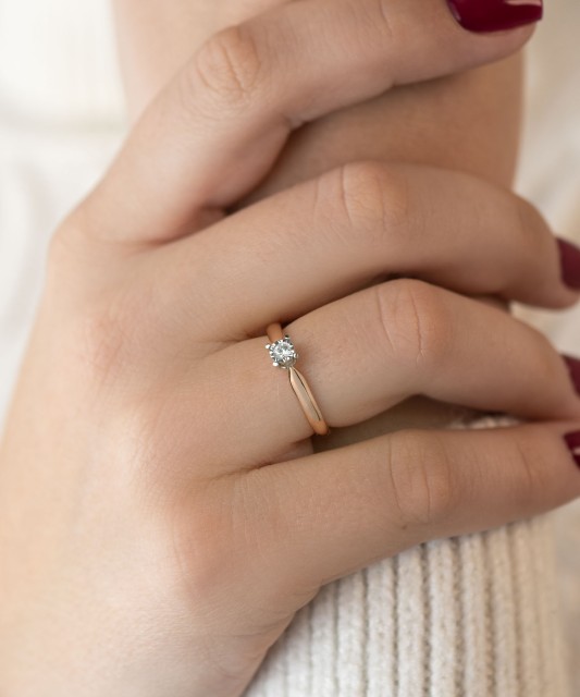 Kuldsõrmus briljandiga