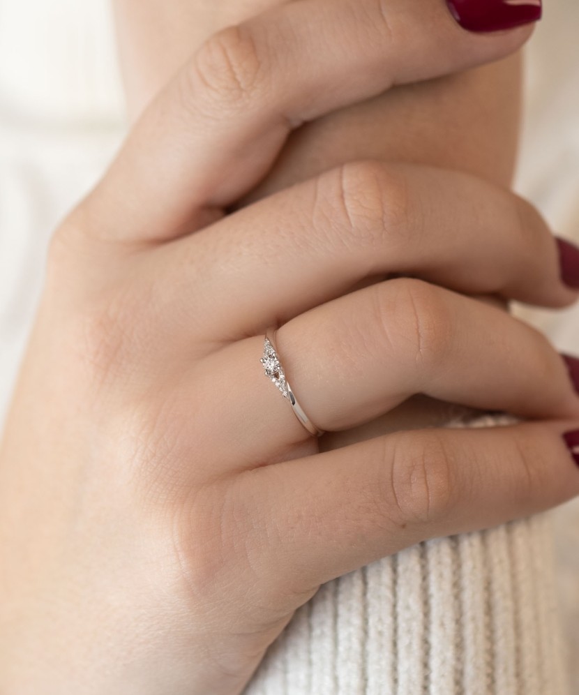 Valgest kullast sõrmus briljantidega