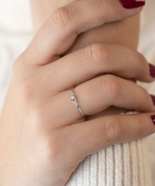 Valgest kullast sõrmus briljantidega