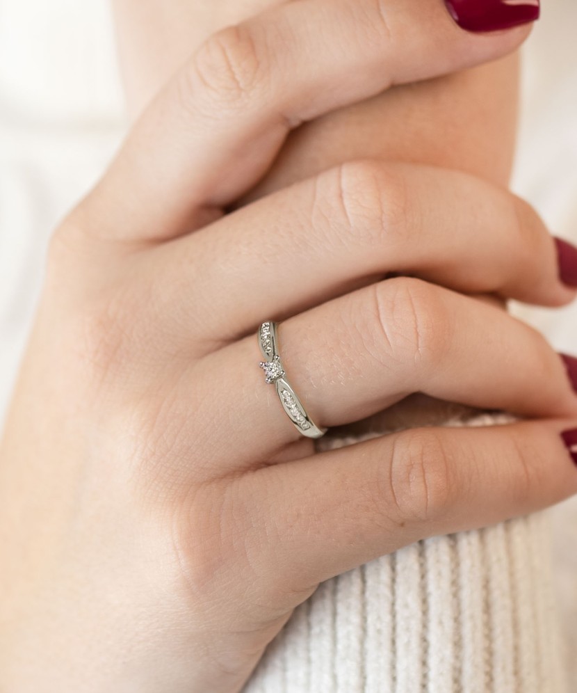 Valgest kullast sõrmus briljantidega