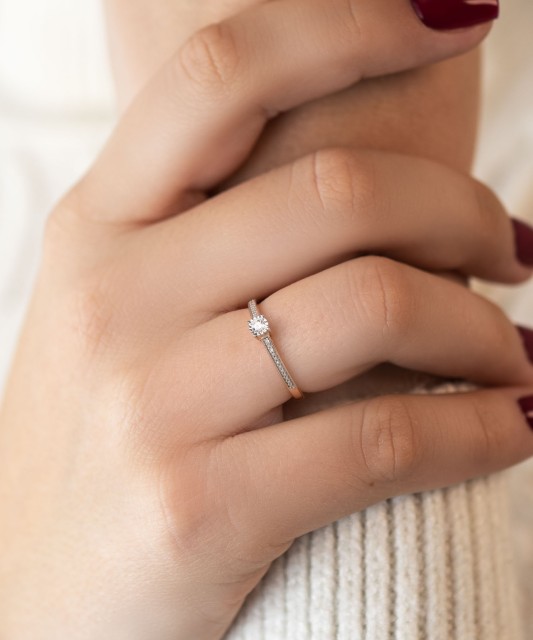 Kuldsõrmus briljandiga