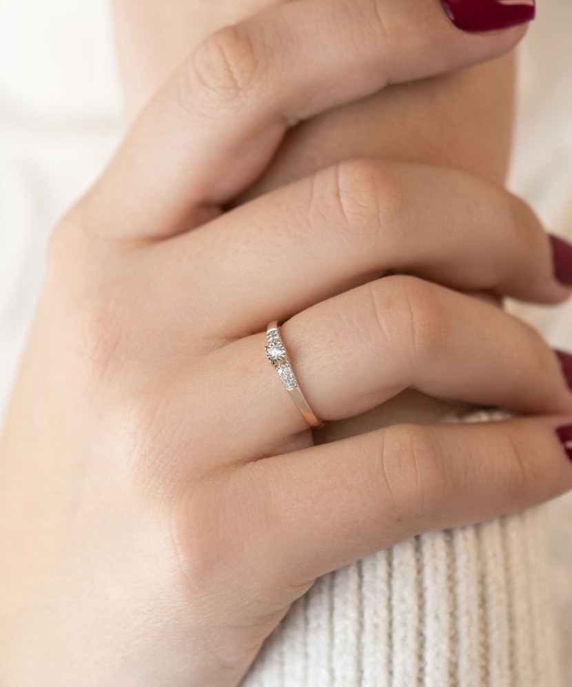 Valgest kullast sõrmus briljantidega