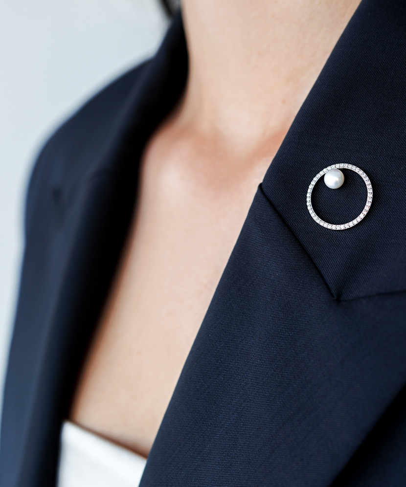 Серебряная брошь с жемчугом и цирконами