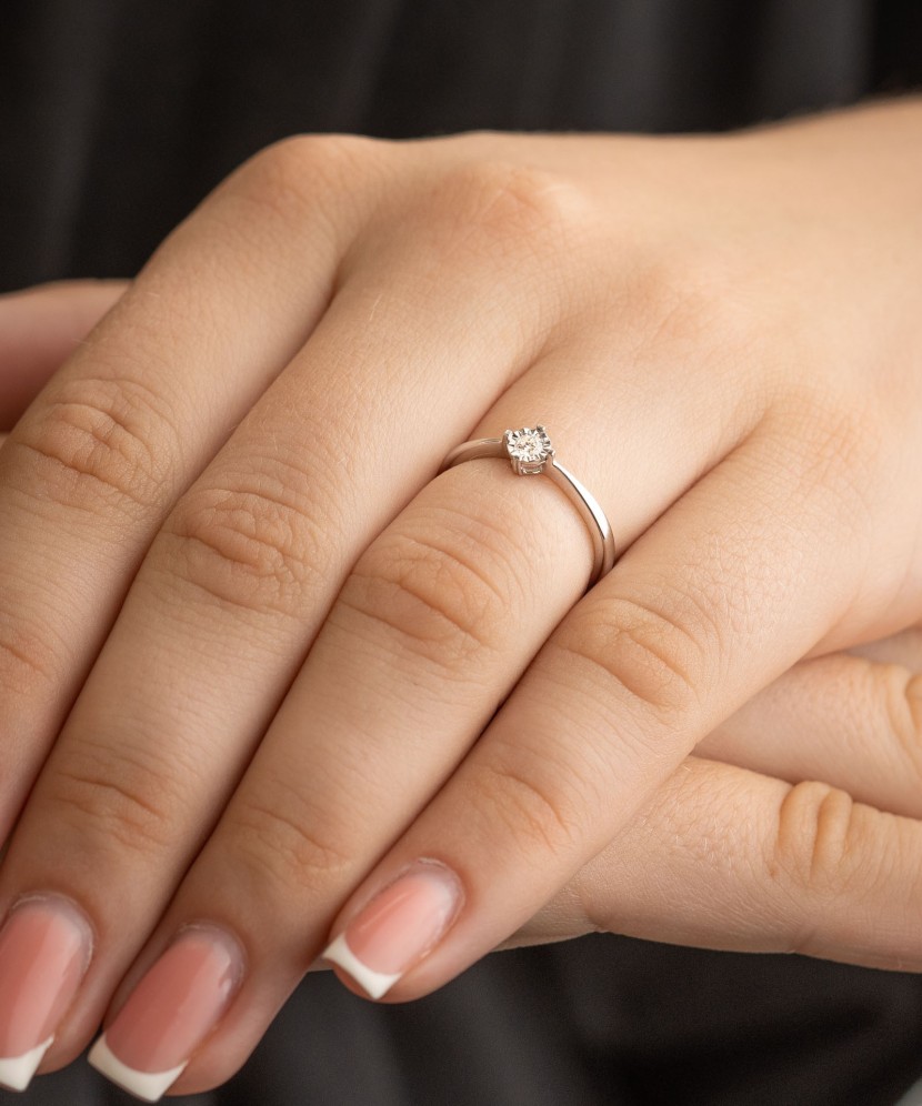 Valgest kullast sõrmus briljantidega