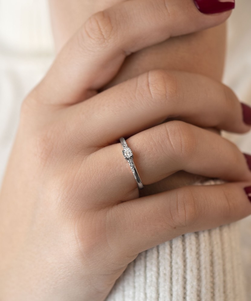 Valgest kullast sõrmus briljantidega