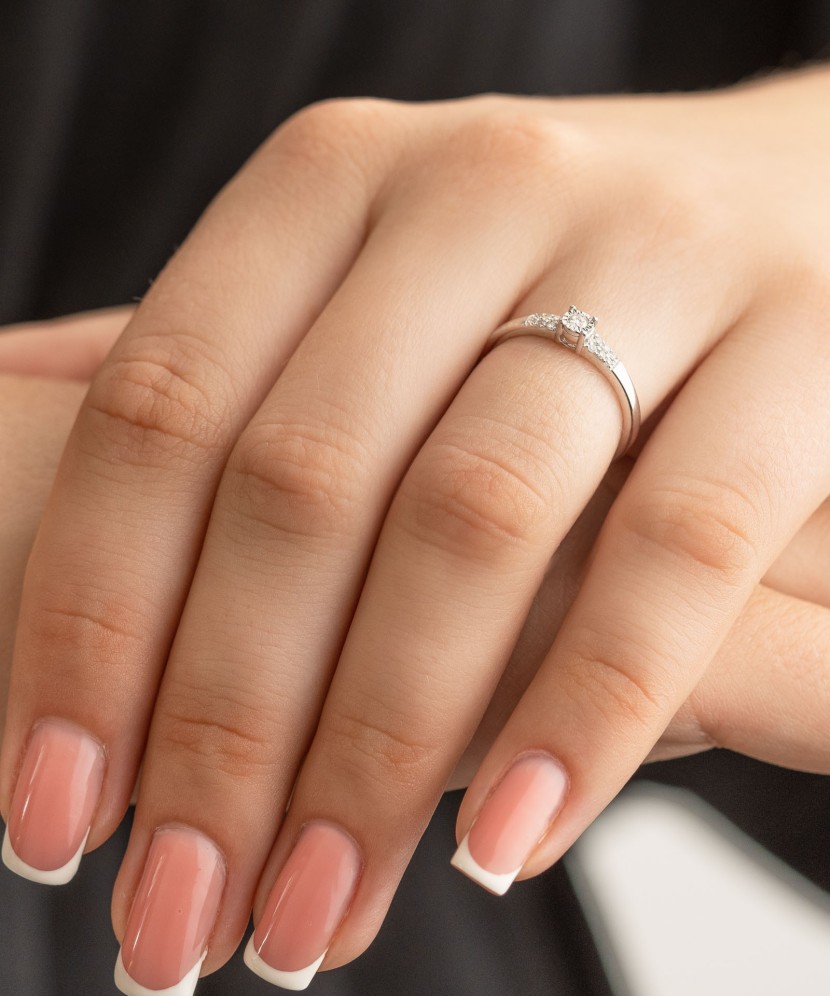 Valgest kullast sõrmus briljantidega