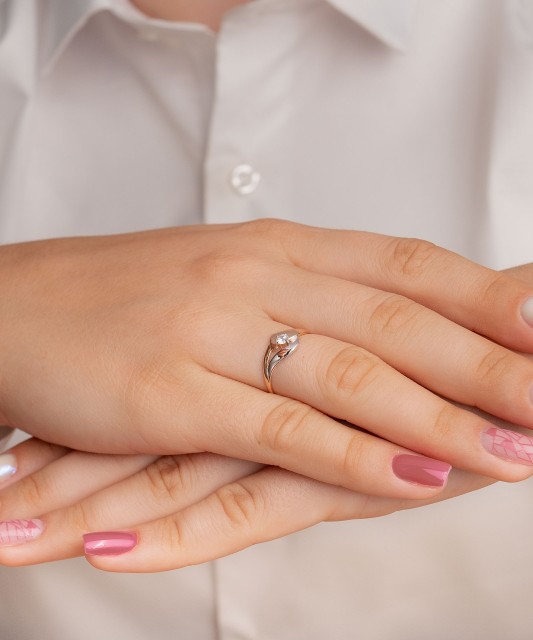 Kuldsõrmus tsirkooniga