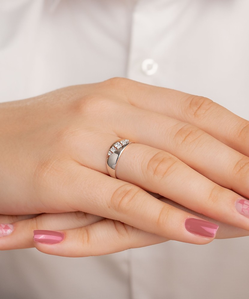 Kuldsõrmus tsirkoonidega