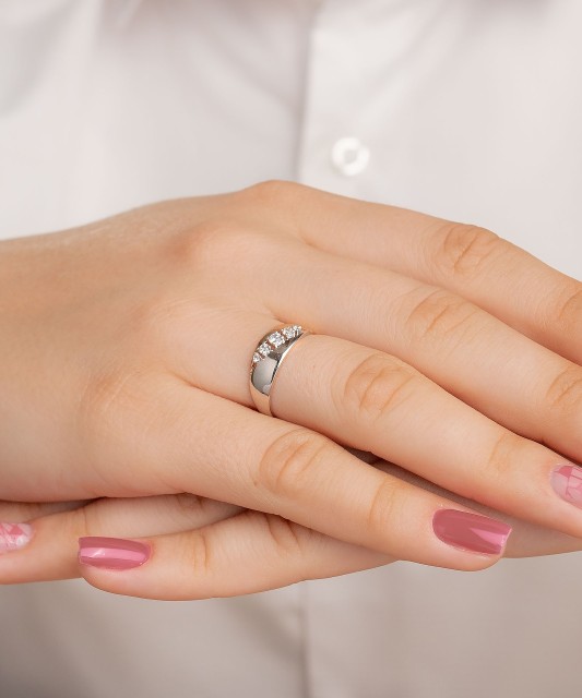 Kuldsõrmus tsirkoonidega