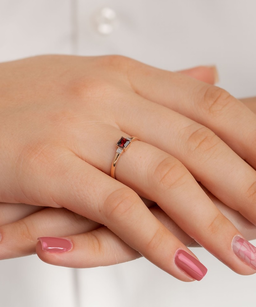 Kuldsõrmus granaadi ja tsirkoonidega