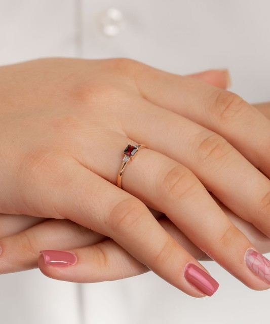 Kuldsõrmus granaadi ja tsirkoonidega