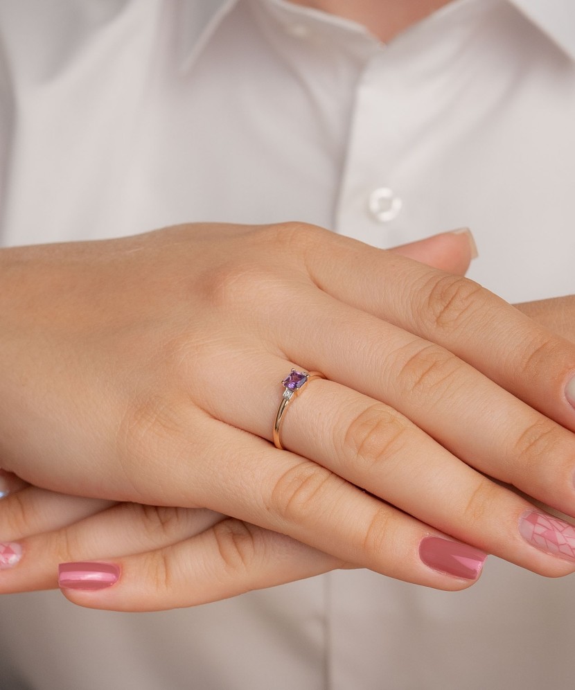 Kuldsõrmus ametüsti ja tsirkoonidega