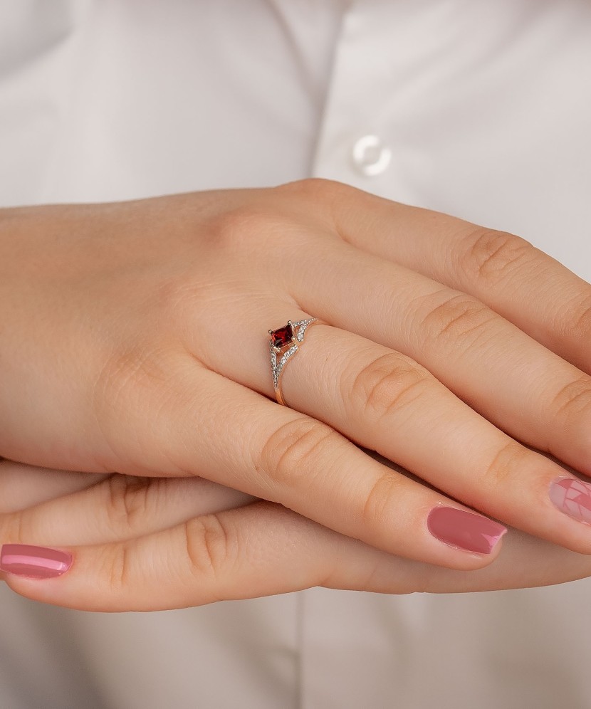 Kuldsõrmus granaatide ja tsirkoonidega