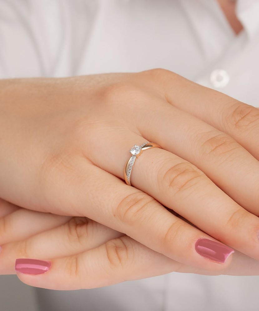 Золотое кольцо с цирконами