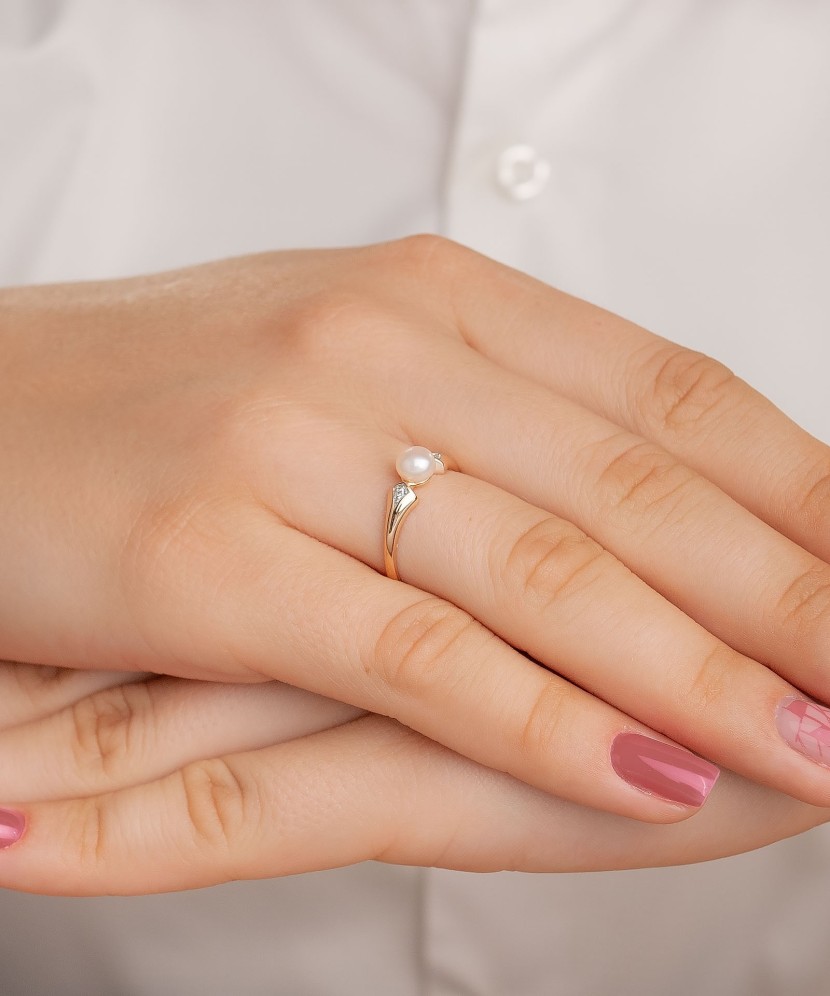 Kuldsõrmus pärli ja tsirkoonidega