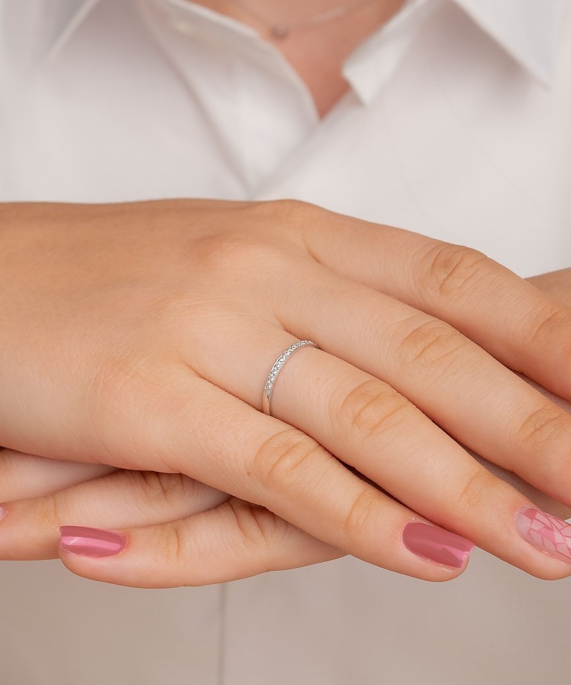 Valgest kullast sõrmus tsirkoonidega