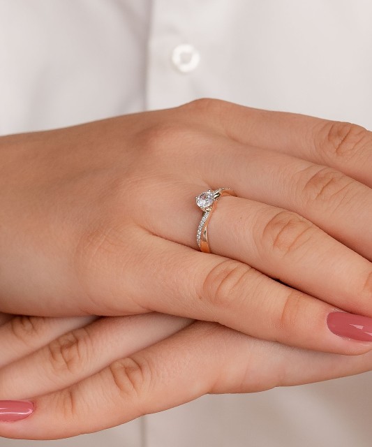 Kuldsõrmus kristallidega