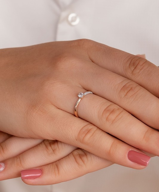 Kuldsõrmus tsirkoonidega