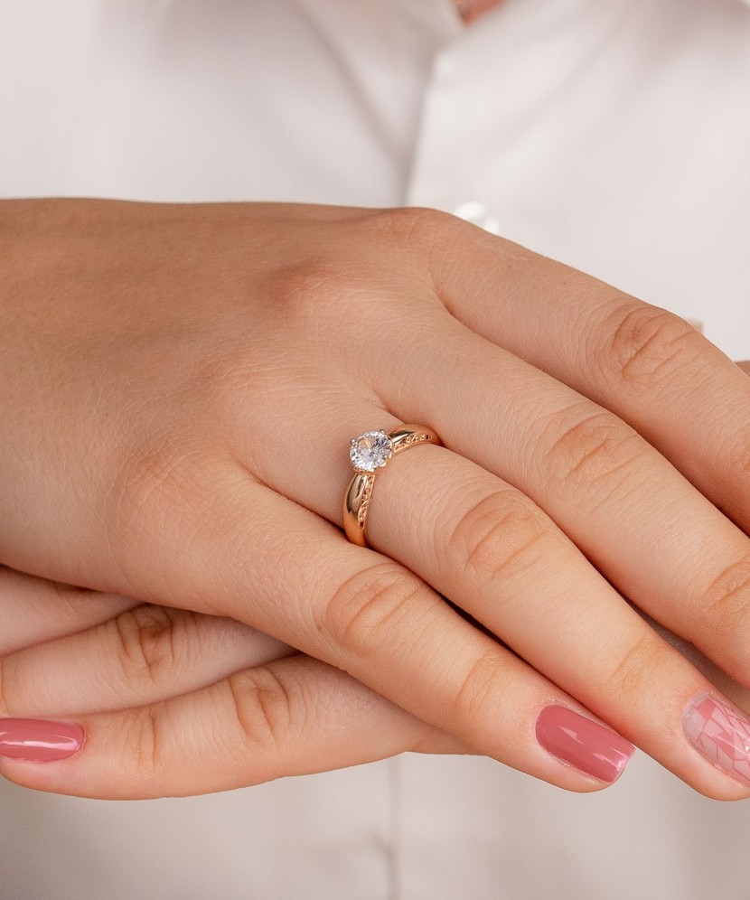 Kuldsõrmus kristalliga