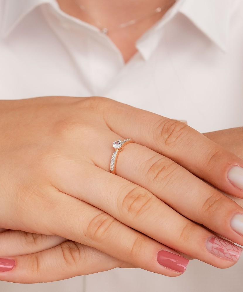 Kuldsõrmus tsirkoonidega