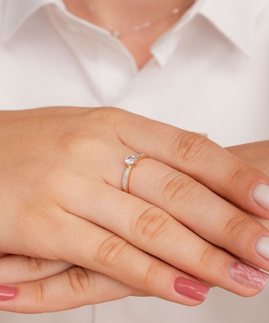 Золотое кольцо с цирконами