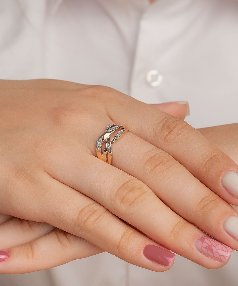 Kuldsõrmus tsirkoonidega