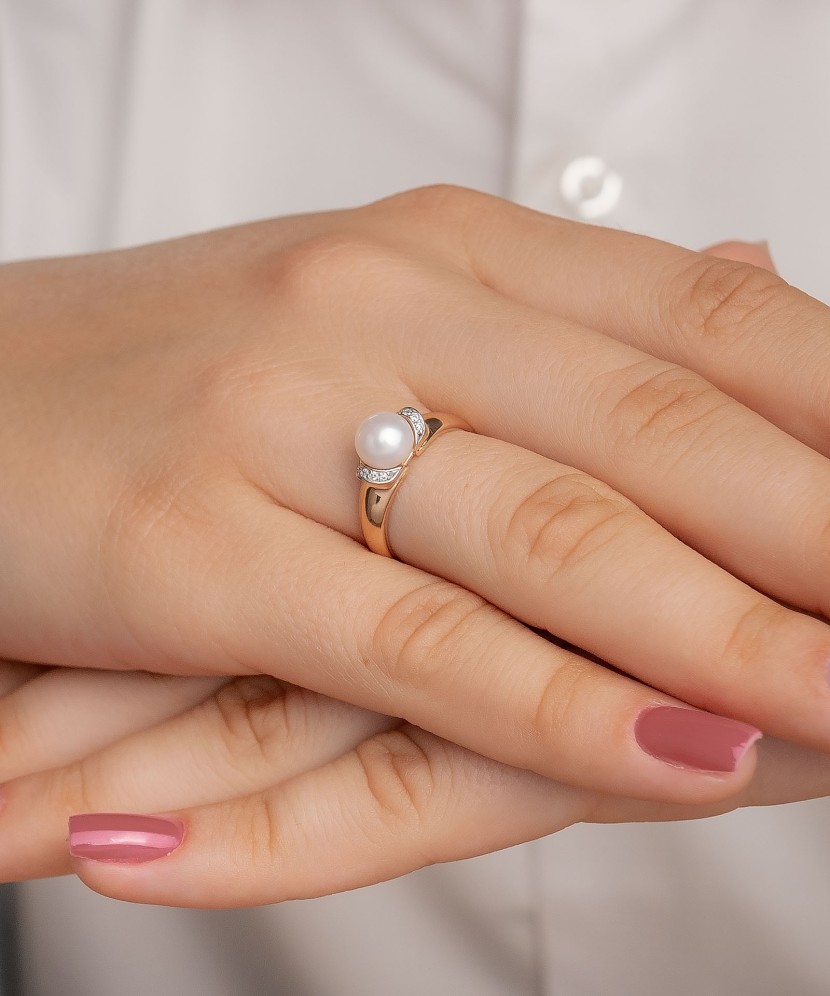 Kuldsõrmus pärliga ja tsirkoonidega