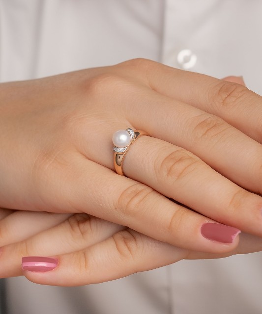 Kuldsõrmus pärliga ja tsirkoonidega