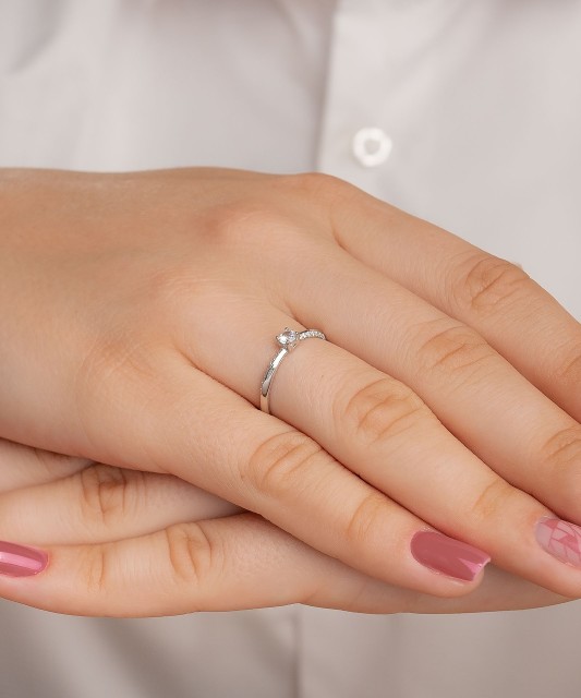 Valgest kullast sõrmus tsirkoonidega