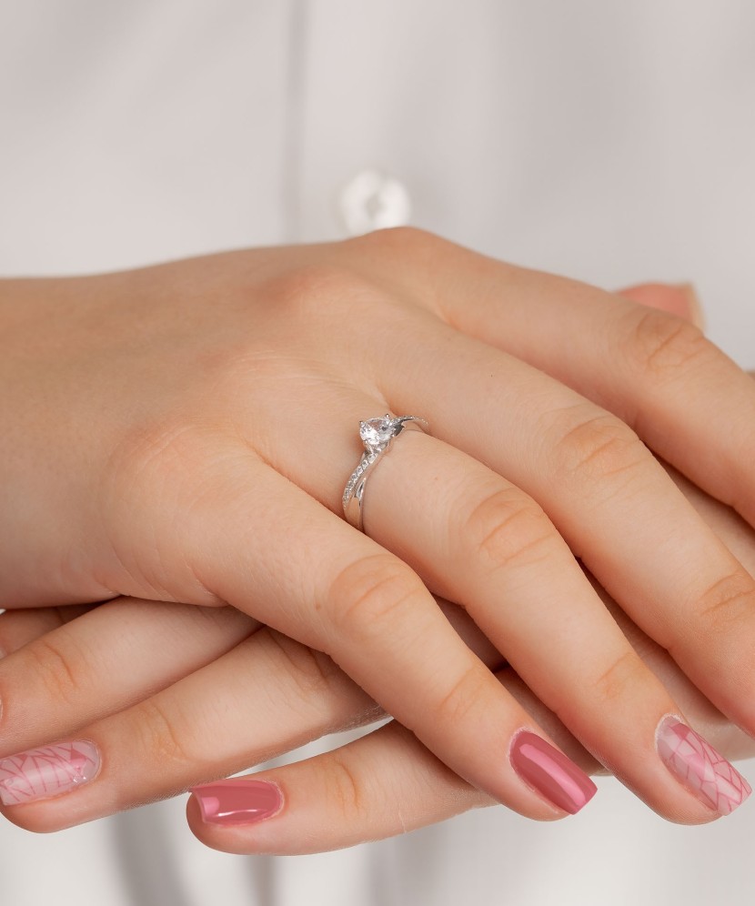 Кольцо из белого золота с цирконами