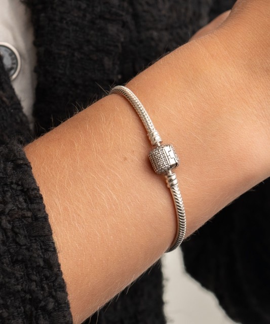 Hõbekäevõru tsirkoonidega