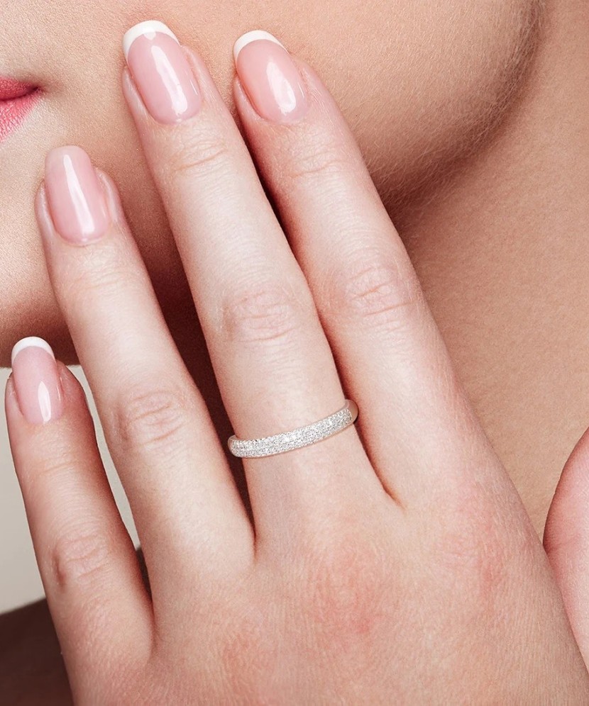 Valgest kullast sõrmus teemantidega