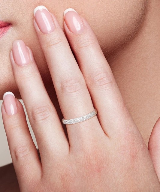 Valgest kullast sõrmus teemantidega