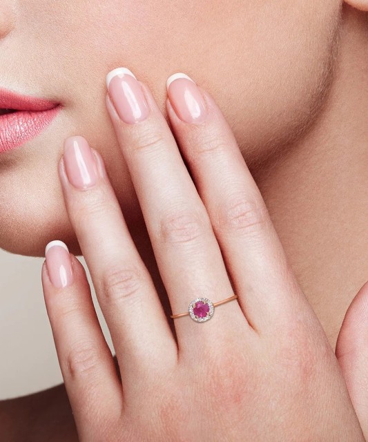 Золотое кольцо с алмазами и рубинами