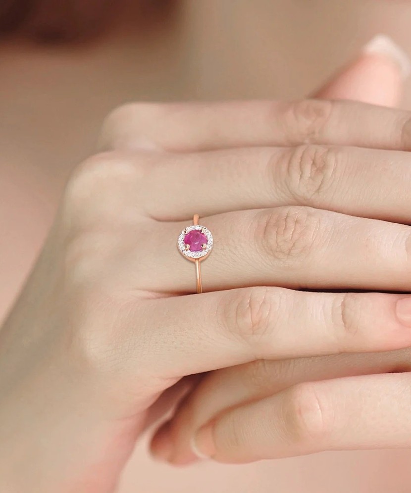 Kuldsõrmus teemantidega ja rubiinidega