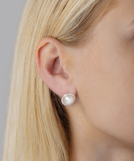 Kuldkõrvarõngad teemantidega ja pärlitega