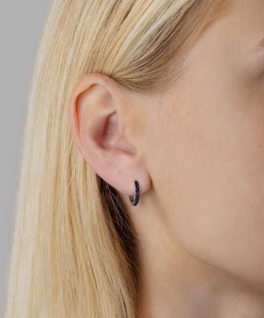 Valgest kullast kõrvarõngad safiiride