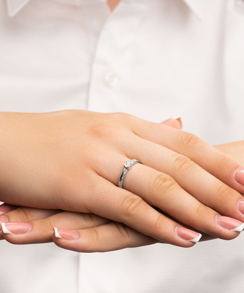 Кольцо из белого золота с бриллиантами