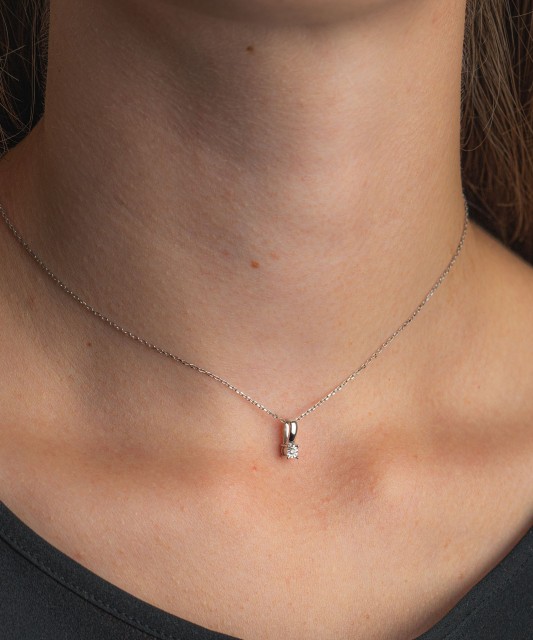 Valgest kullast ripats briljantidega