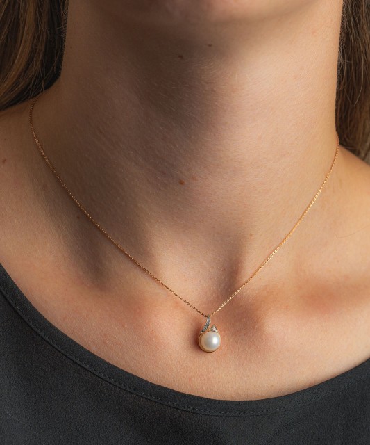 Kuldripats teemantidega ja pärlitega