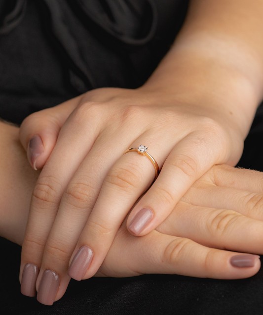 Kuldsõrmus teemantidega