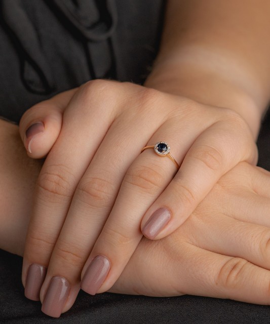 Kuldsõrmus safiiri ja teemantidega