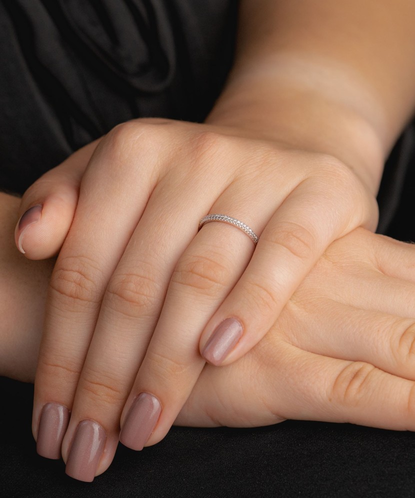 Valgest kullast sõrmus teemantidega