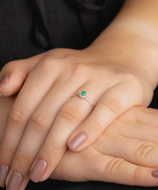 Кольцо из белого золота с изумрудом и бриллиантами