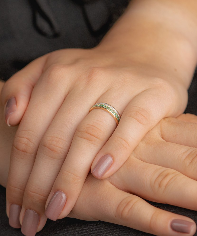 Kuldsõrmus teemantidega ja smaragdidega