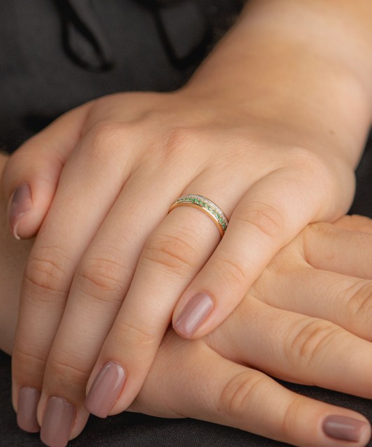 Kuldsõrmus teemantidega ja smaragdidega