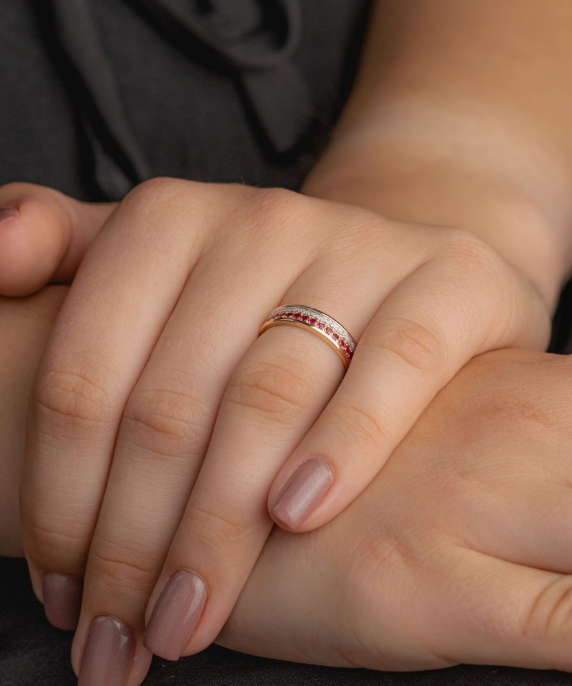 Kuldsõrmus teemantidega ja rubiinidega