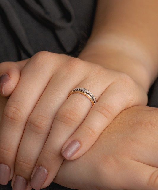 Kuldsõrmus teemantidega , safiiridega