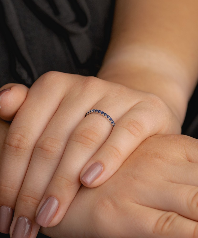 Кольцо из белого золота с сапфирами